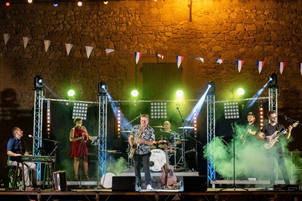 photo du groupe recto verso en concert en extérieur