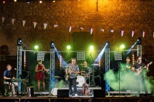 photo du groupe recto verso en concert en extérieur