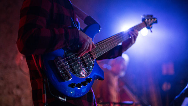 photo d'un guitariste sur scène