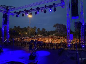 photo d'une scène de concert en extérieur de nuit