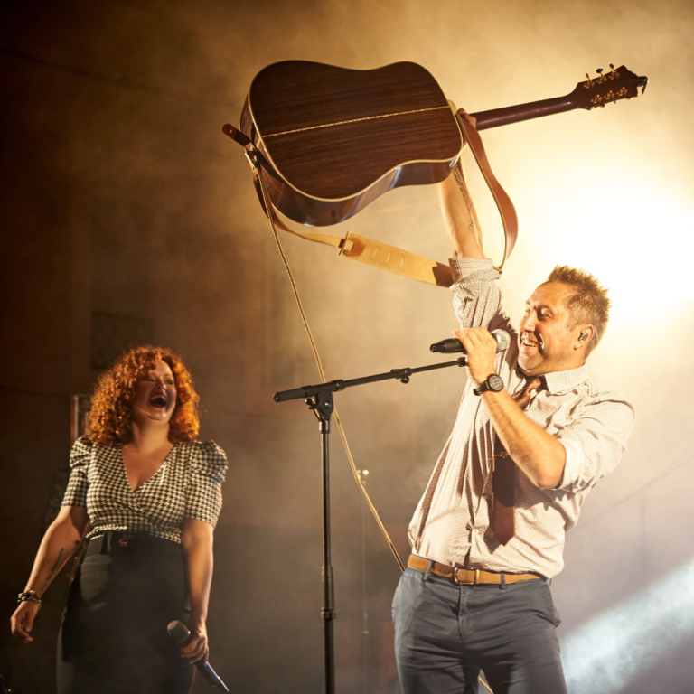 Spectacle Tribute Goldman pour fêtes locales et votives. Concert live qui rassemble toutes les générations. Animation musicale Sud France.