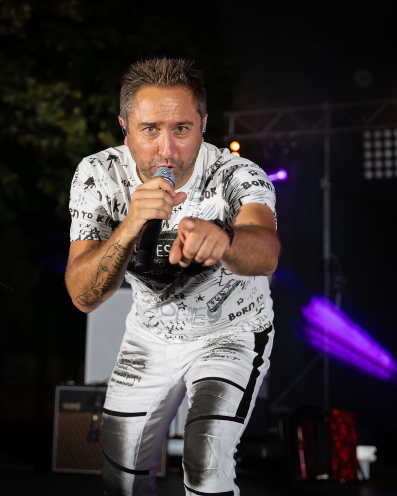 Orchestre de variété pour mariages dans l'Hérault. Animation live professionnelle à Montpellier, Béziers, Sète. Ambiance garantie pour votre jour J.