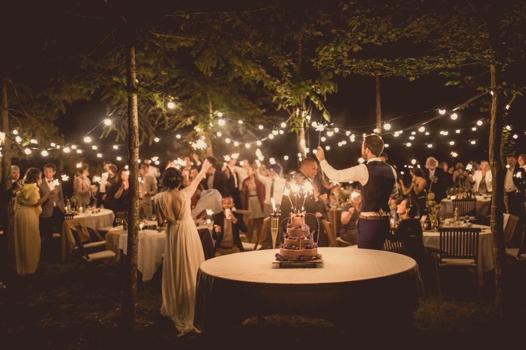 eclairage pour mariage en exterieur creez une ambiance feerique et elegante des la tombee de la nuit